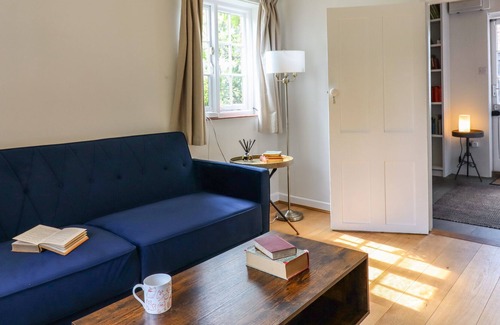 Howlett End Cottage | THE WRITERS COTTAGE, pet friendly, with a garden in Finchingfield
