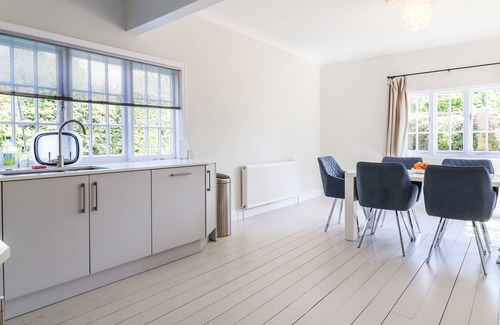 Howlett End Cottage | THE WRITERS COTTAGE, pet friendly, with a garden in Finchingfield