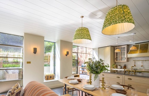 Marlow House | The Writers Retreat - 5 beds, parking & much more