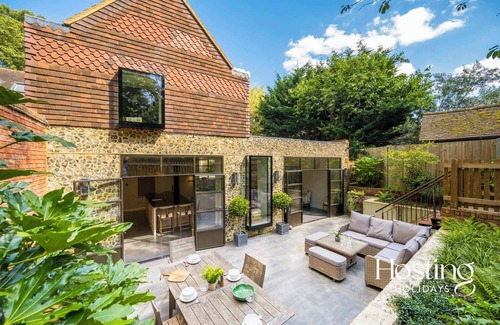 Marlow House | The Writers Retreat - 5 beds, parking & much more