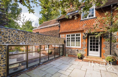 Marlow House | The Writers Retreat - 5 beds, parking & much more