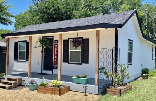 Waxahachie House | The Wyatt Stables ~ Minutes from historic downtown