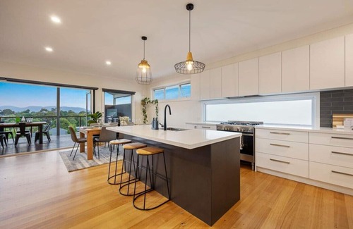Yarra Glen House | The YarraView | Entertain with Panoramic Views