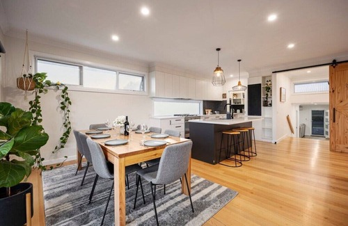 Yarra Glen House | The YarraView | Entertain with Panoramic Views