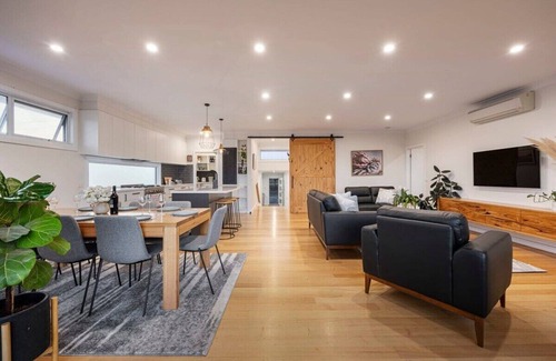 Yarra Glen House | The YarraView | Entertain with Panoramic Views