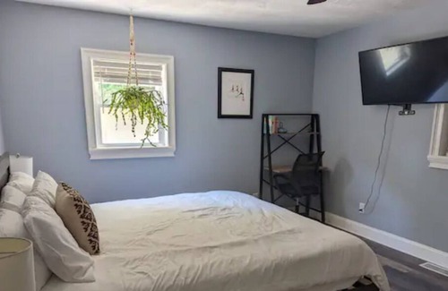 Gansevoort Apartment | The Yay Frame- KING BED, HOT TUB/ SAUNA, FOOSBALL, PETS/KIDS