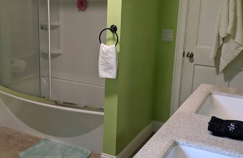 Gansevoort Apartment | The Yay Frame- KING BED, HOT TUB/ SAUNA, FOOSBALL, PETS/KIDS