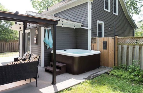 Niagara Falls House | The Yellow Bird House - hot tub - minutes to falls