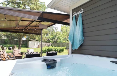 Niagara Falls House | The Yellow Bird House - hot tub - minutes to falls