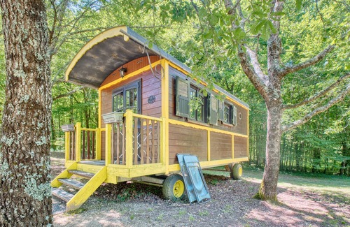 Monsac House | The Yellow Caravan – Unique Accommodation with Shared Heated Indoor Pool