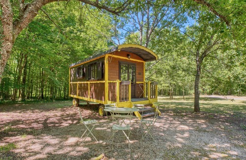 Monsac House | The Yellow Caravan – Unique Accommodation with Shared Heated Indoor Pool