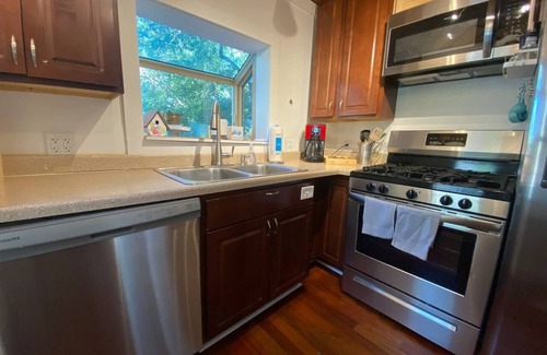 Antioch Cottage | The Yellow Cottage @ Cottages on Petite Lake