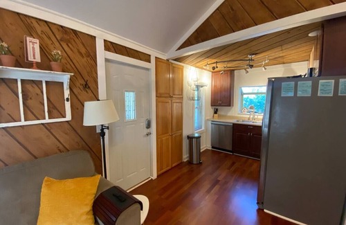 Antioch Cottage | The Yellow Cottage @ Cottages on Petite Lake