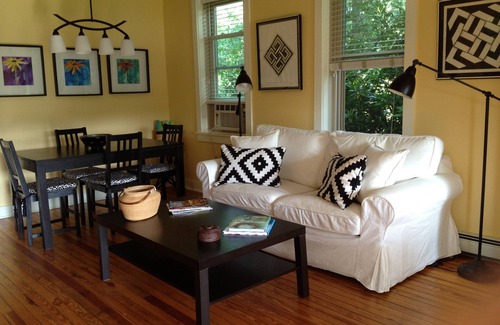 Hillsmere Cottage | The Yellow Cottage on Harness Creek