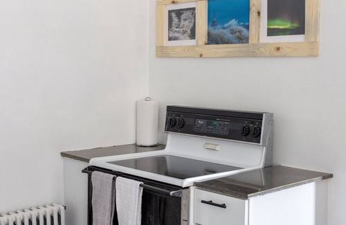 Laurium House | The Yellow Door Place! Convenient & Sleeps 6!