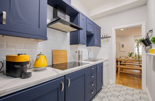 City Centre Dublin House | The Yellow Door by Shortstays, Sleeps 25, 2 mins from Temple Bar!