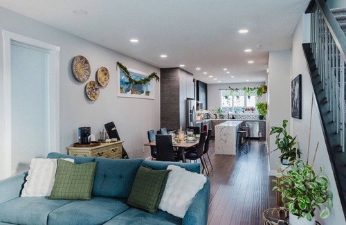 Old Strathcona House | The Yellow Door Retreat- Outdoor Nordic Sauna/3 ensuite baths/near DT