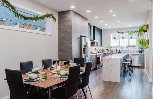 Old Strathcona House | The Yellow Door Retreat- Outdoor Nordic Sauna/3 ensuite baths/near DT