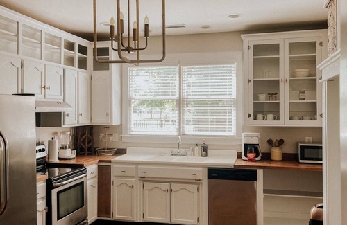 Portland House | The Yellow House - Hidden Gem in heart of Portland