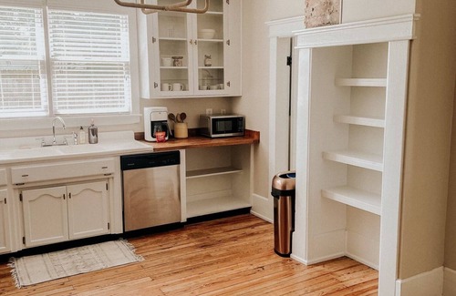 Portland House | The Yellow House - Hidden Gem in heart of Portland