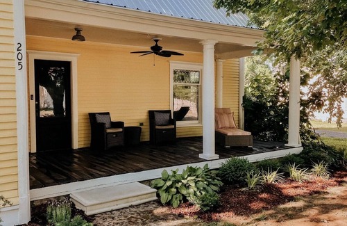 Portland House | The Yellow House - Hidden Gem in heart of Portland