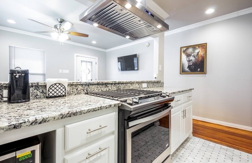 Oak Cliff House | The Yellow House of Bishop Arts 440