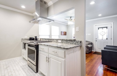 Oak Cliff House | The Yellow House of Bishop Arts 440