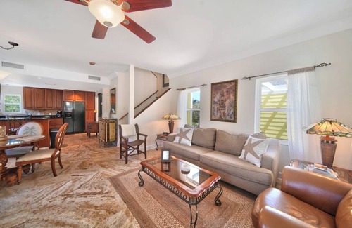 East End House | THE YELLOW HOUSE OF SEACLIFF RESORT HOMES