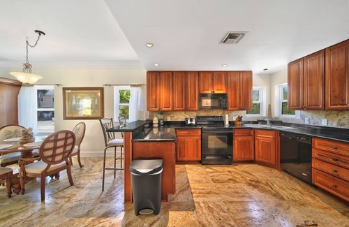 East End House | THE YELLOW HOUSE OF SEACLIFF RESORT HOMES