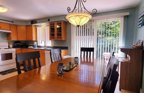 Frankfort House | The Yellow Rose Pet-Friendly Lawn Games