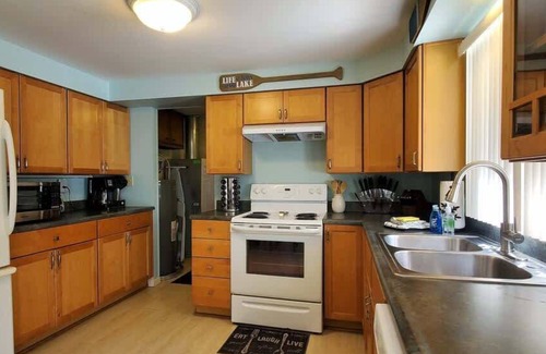 Frankfort House | The Yellow Rose Pet-Friendly Lawn Games