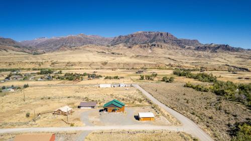 Wapiti House | The Yellowstone - Spacious Wapiti Valley Cabin with Stunning Views!
