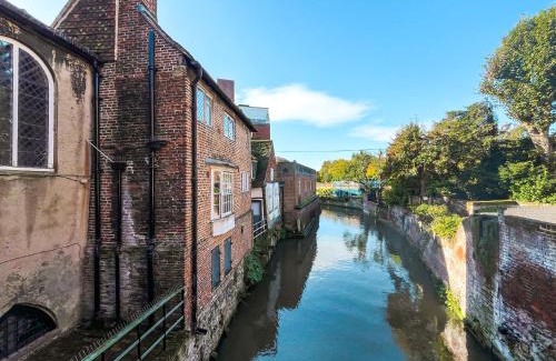 Canterbury Apartment | The Yeomans Cottage, Eastbridge Hospital