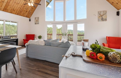 Soulsbyville House | The Yosemite Chalet | EV Charger | King Bed | Spa Tub | Home Theater| Large Deck