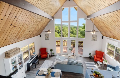 Soulsbyville House | The Yosemite Chalet | EV Charger | King Bed | Spa Tub | Home Theater| Large Deck