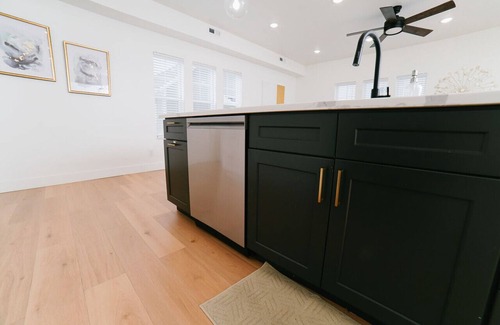 Harbor Village House | Theater Room! Private Hot Tub! Nearby Bike Path! 2 Mins Minutes Away From Marina!