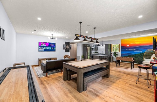 Sevierville Cabin | Theater ~ Sauna ~ Hot Tub ~ View ~10 mins to Pigeon Forge, 25 mins to Gatlinburg