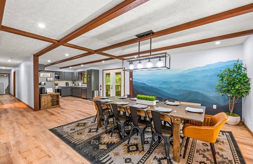 Sevierville Cabin | Theater ~ Sauna ~ Hot Tub ~ View ~10 mins to Pigeon Forge, 25 mins to Gatlinburg