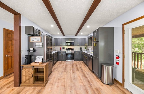 Sevierville Cabin | Theater ~ Sauna ~ Hot Tub ~ View ~10 mins to Pigeon Forge, 25 mins to Gatlinburg