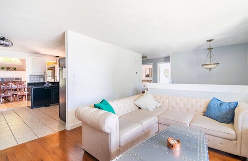Middletown House | #TheFlightdeck | Stylish Home Near Newport & Navy