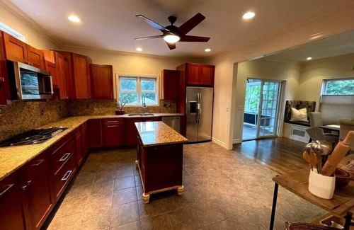 Goshen House | TheGoshenGetawaysHeatedPoolHotTubPetFriendlySki
