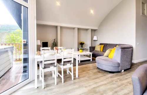 Troon Cabin | TheLodge - sleeps 4 guests in 2 bedrooms