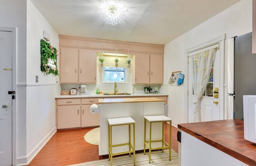 Niagara Falls House | Themed New York Home ~ 2 Mi to Niagara Falls!