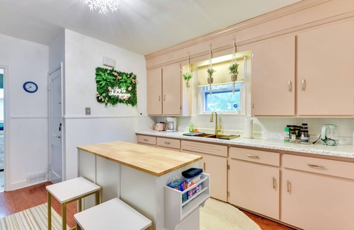 Niagara Falls House | Themed New York Home ~ 2 Mi to Niagara Falls!