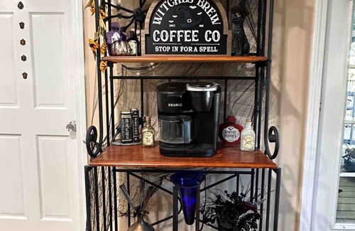 Salem Apartment | Themed Stay in Historic Salem-Walk to Downtown!