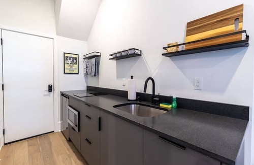 Gayborhood Apartment | Thena Hotel - Huge Studio - Midtown