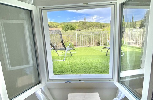 Martigues Apartment | There is the sun, the countryside and the sea.