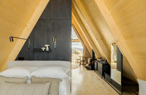 Belmonte Ski Chalet | TheVagar - Glamping Mountain Shelters