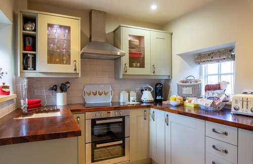 Lower Slaughter Cottage | Thimble Cottage, Lower Slaughter - sleeps 2 guests in 1 bedroom