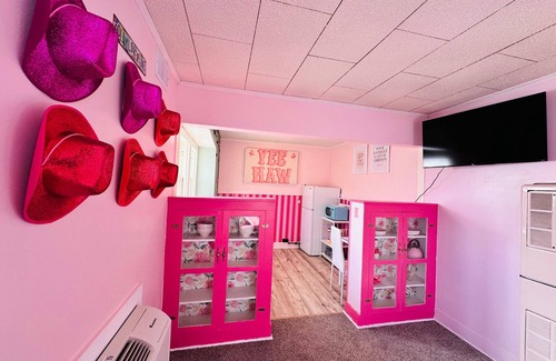 Russell Condo | Think Pink: 1 Bed/1Bath/Kitch/Deck/Grill/Laundry/Firepit-Up to 4pp-Pet Friendly